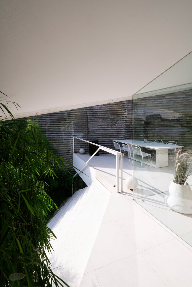 Folded Rooms Garden / RAD+ar (Research Artistic Design + architecture) - Interior Photography, Stairs, Glass