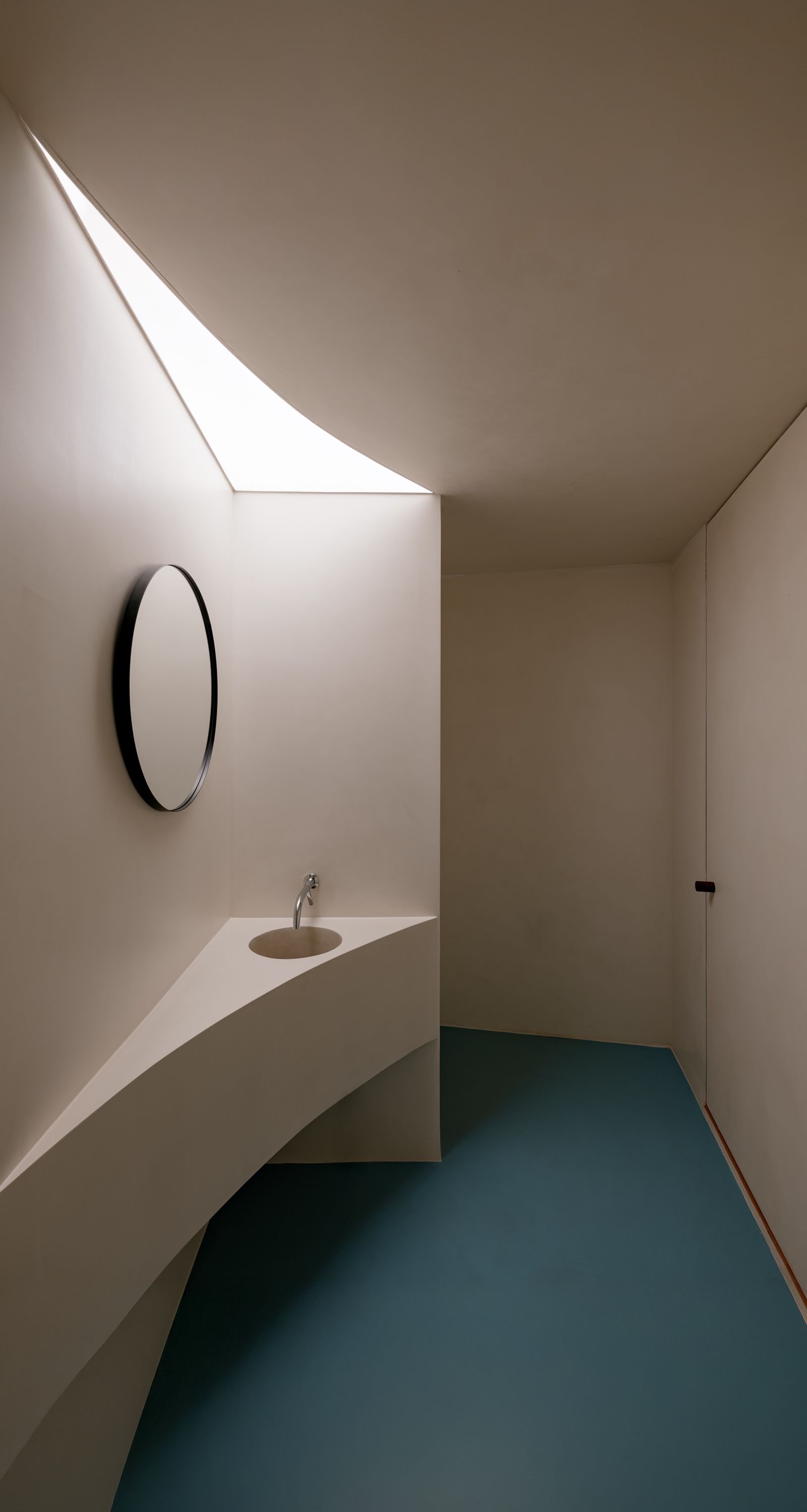 Detalhe dos armários móveis com amostras de materiais