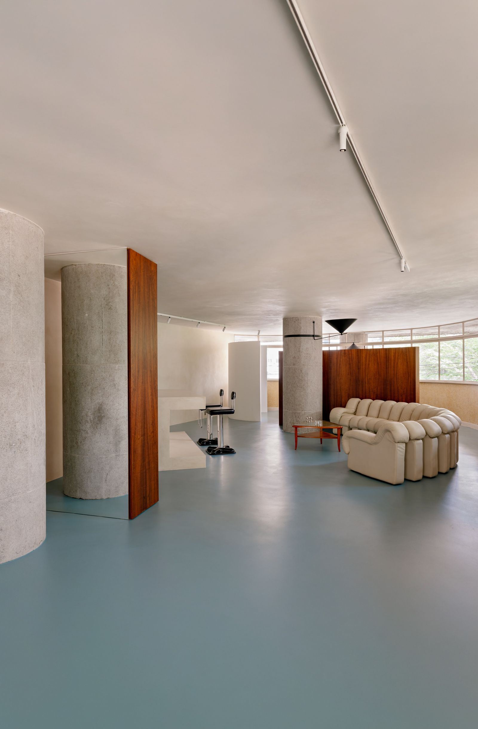 Vedações curvas organizando o ambiente