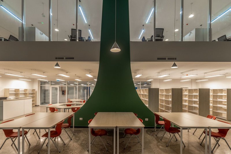 Escola Angela Merkel / Commonsense Studio - Fotografia de Interiores, Sala de Jantar, Iluminação, Prateleira, Cadeira