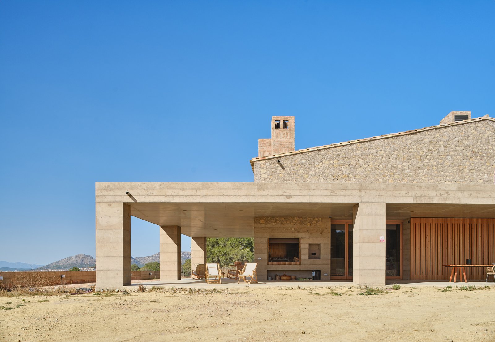 Sob a Luz do Ampurdán: Uma Harmonia de Passado e Presente — Atelier Blanc